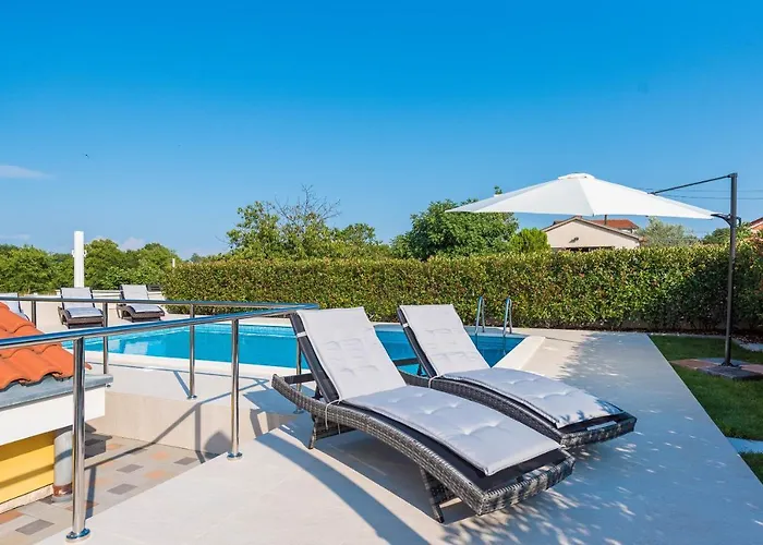 Appartement Petra S Bazenom, Rostiljem I Parkingom