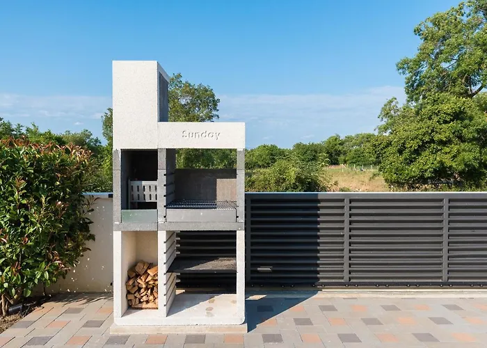 Petra S Bazenom, Rostiljem I Parkingom Appartement