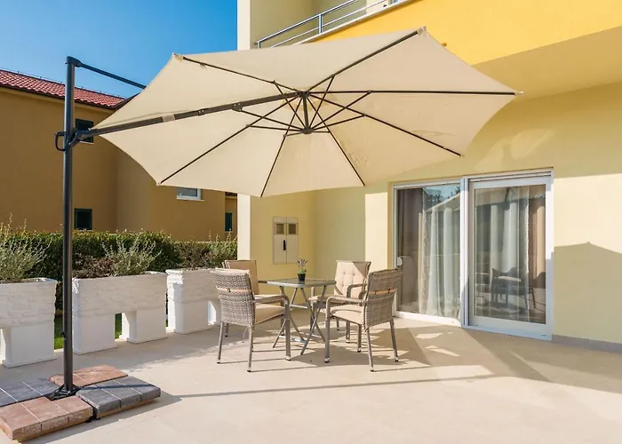 Petra S Bazenom, Rostiljem I Parkingom Appartement