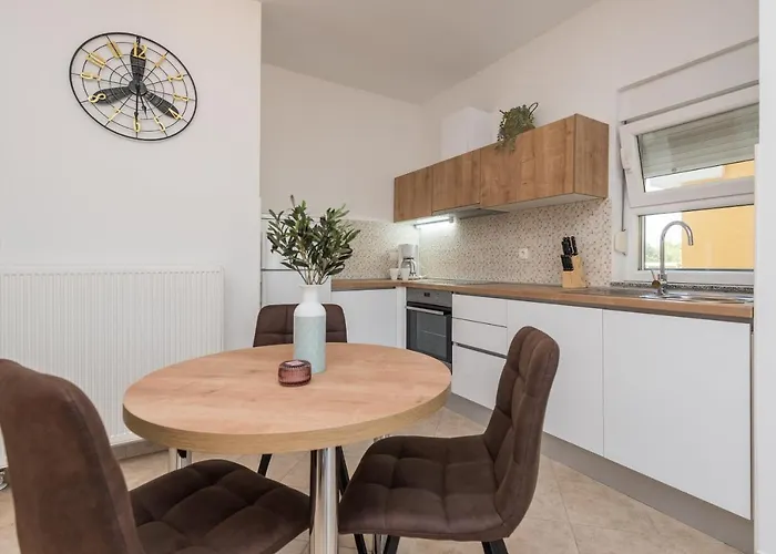 Petra S Bazenom, Rostiljem I Parkingom Appartement