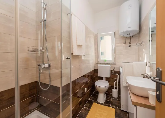 Petra S Bazenom, Rostiljem I Parkingom Appartement