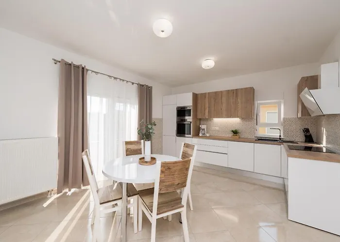 Appartement Petra S Bazenom, Rostiljem I Parkingom *