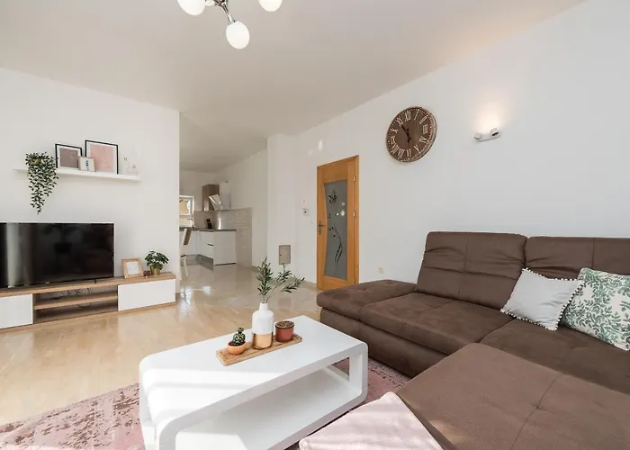 Petra S Bazenom, Rostiljem I Parkingom Appartement