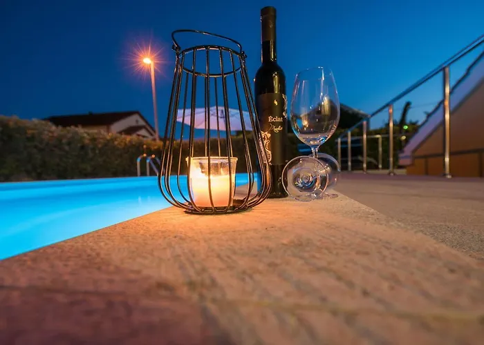 Petra S Bazenom, Rostiljem I Parkingom Appartement