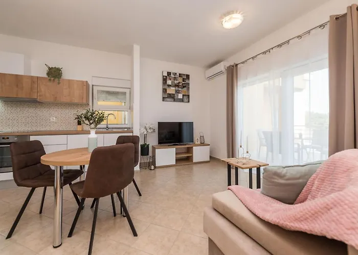 Petra S Bazenom, Rostiljem I Parkingom Appartement