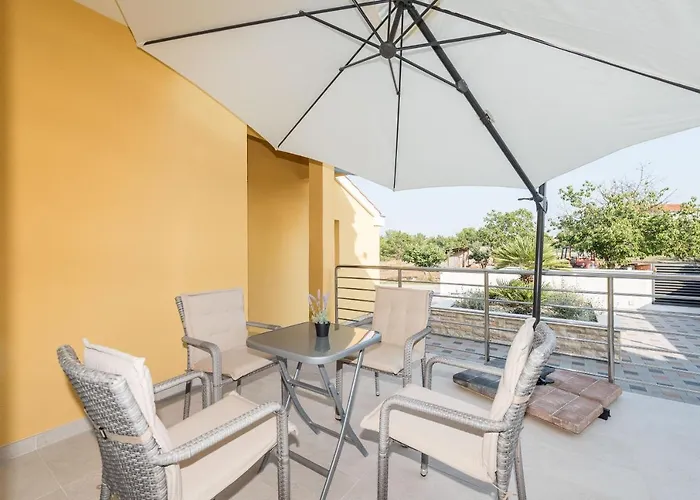 Petra S Bazenom, Rostiljem I Parkingom