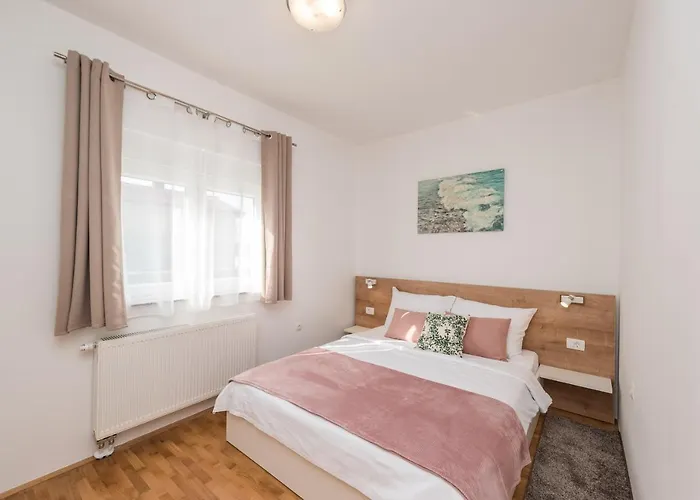 Petra S Bazenom, Rostiljem I Parkingom