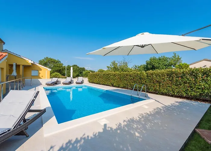 Petra S Bazenom, Rostiljem I Parkingom Zadar