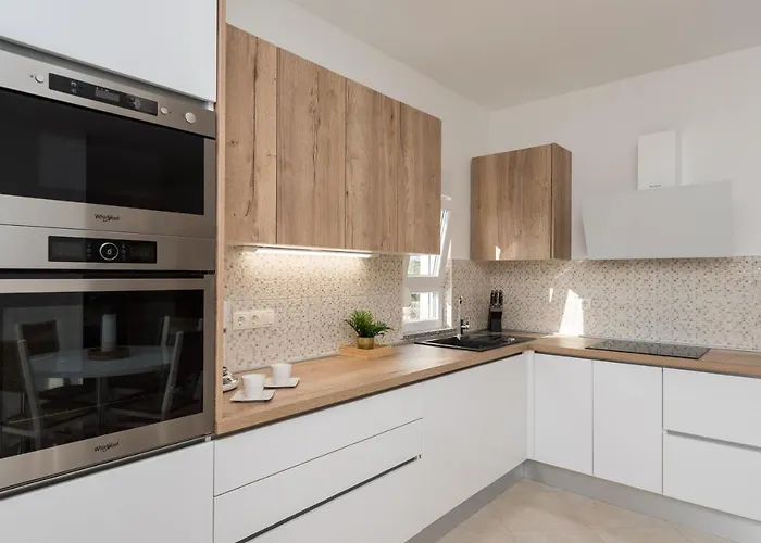 Petra S Bazenom, Rostiljem I Parkingom Appartement