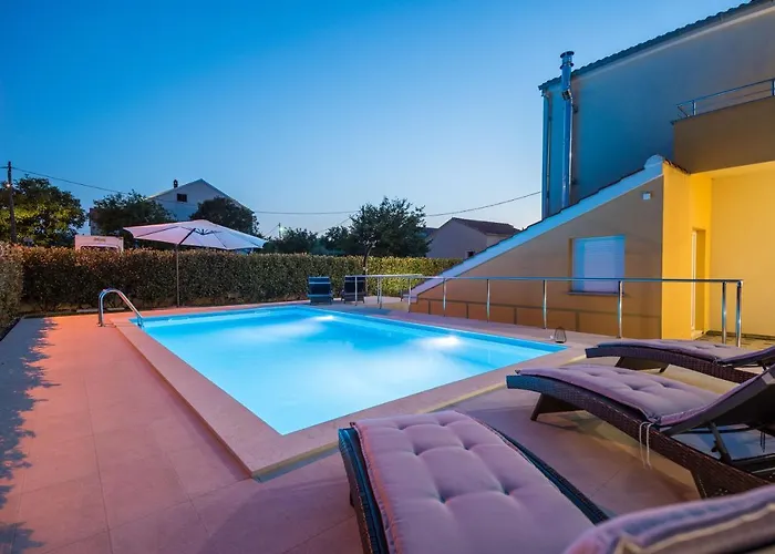 Appartement Petra S Bazenom, Rostiljem I Parkingom