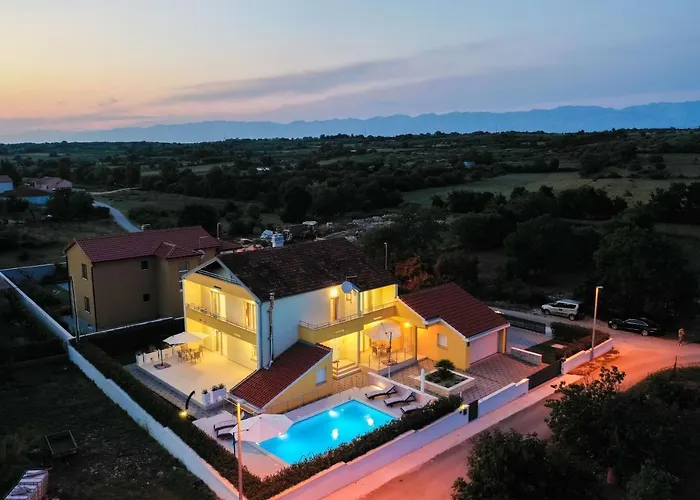 Appartement Petra S Bazenom, Rostiljem I Parkingom *