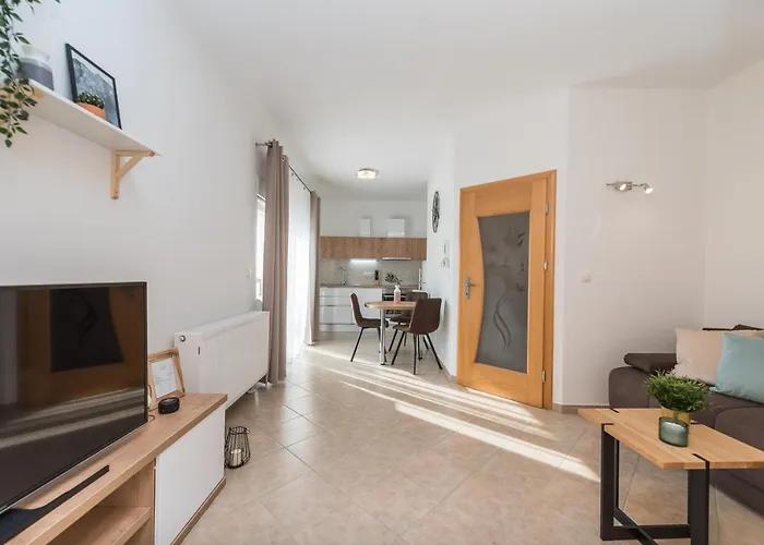 Petra S Bazenom, Rostiljem I Parkingom *