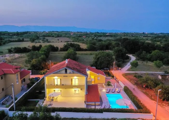 Petra S Bazenom, Rostiljem I Parkingom Appartement *