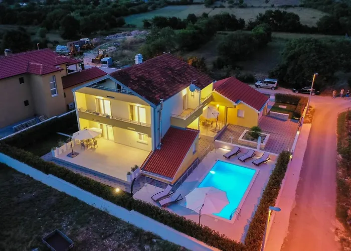 Petra S Bazenom, Rostiljem I Parkingom