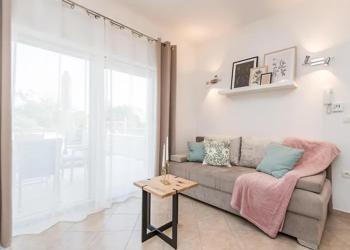 Petra S Bazenom, Rostiljem I Parkingom Zadar