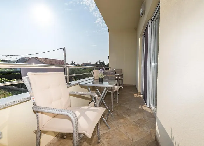 Petra S Bazenom, Rostiljem I Parkingom Zadar