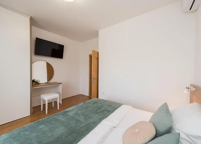 Petra S Bazenom, Rostiljem I Parkingom Appartement Zadar