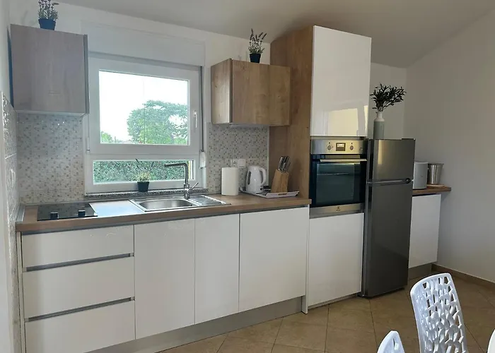 Petra S Bazenom, Rostiljem I Parkingom Zadar