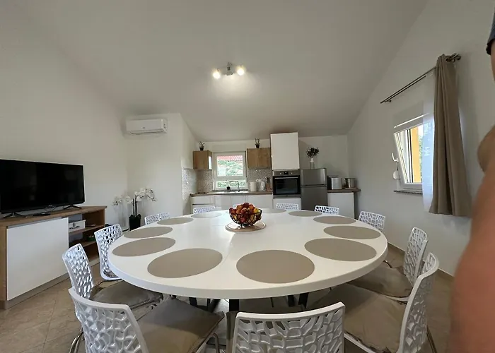 Petra S Bazenom, Rostiljem I Parkingom Appartement *