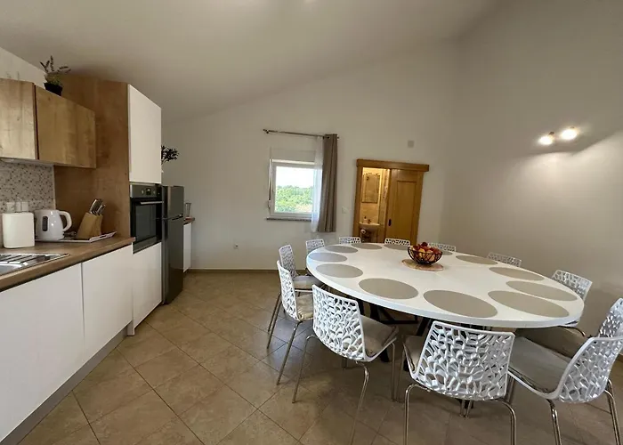 Petra S Bazenom, Rostiljem I Parkingom Appartement *