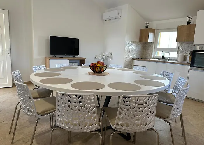 Petra S Bazenom, Rostiljem I Parkingom Appartement Zadar